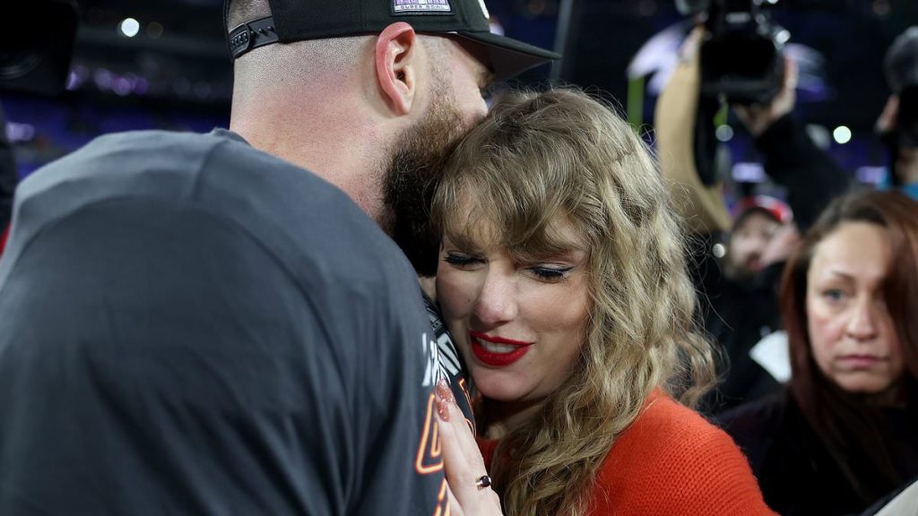 Τι είπε ο Travis Kelce στη φίλη Taylor Swift κατά τη διάρκεια του εορτασμού στο γήπεδο μετά την προέλαση των Kansas City Chiefs στο Super Bowl