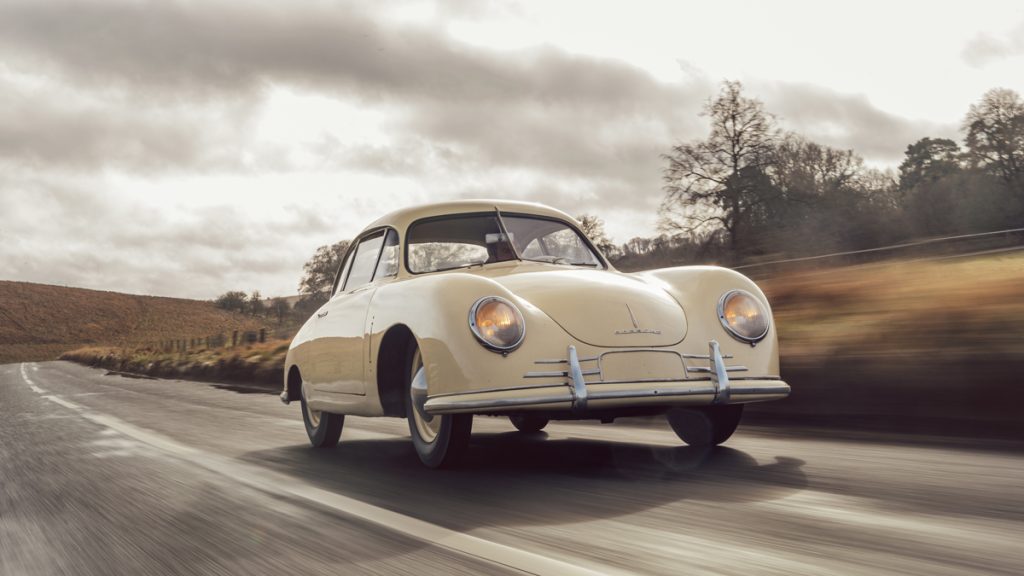 Δείτε πώς είναι να οδηγείς μια Porsche 356 του 1950, ένα από τα πρώτα σπορ αυτοκίνητα της Marque