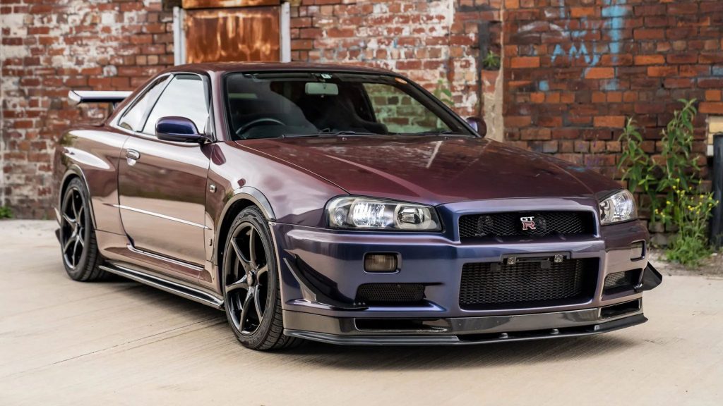 Το Nissan Skyline R34 GT-R ζωγραφισμένο στο Midnight Purple III είναι ένα τέλειο αυτοκίνητο με αφίσα