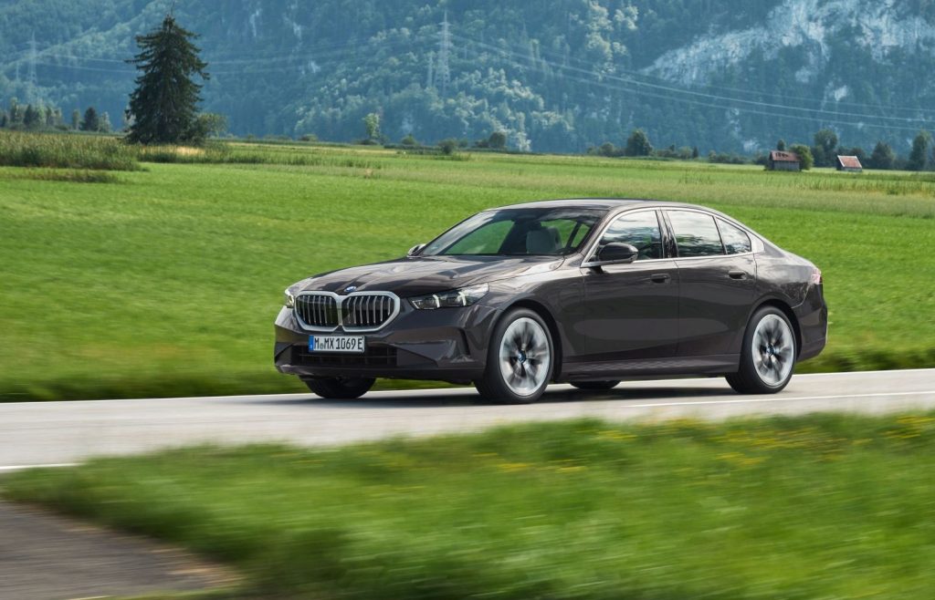 Η νέα BMW Σειρά 5 Sedan διατίθεται και ως plug-in υβριδικό