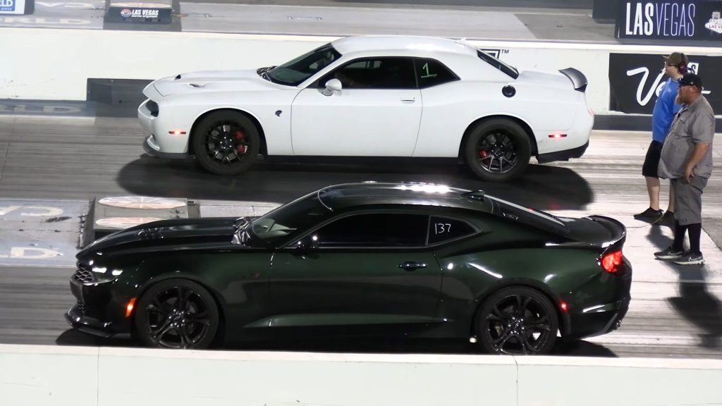 Οι Dodge Challengers και οι Chevy Camaros βγαίνουν με ένα χτύπημα στο Drag Strip