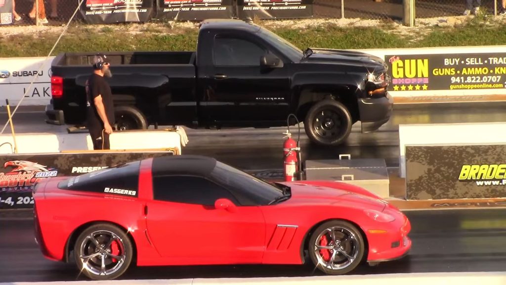 Παρακολουθήστε το A Chevy Silverado Shock A C6 Corvette At The Drag Strip