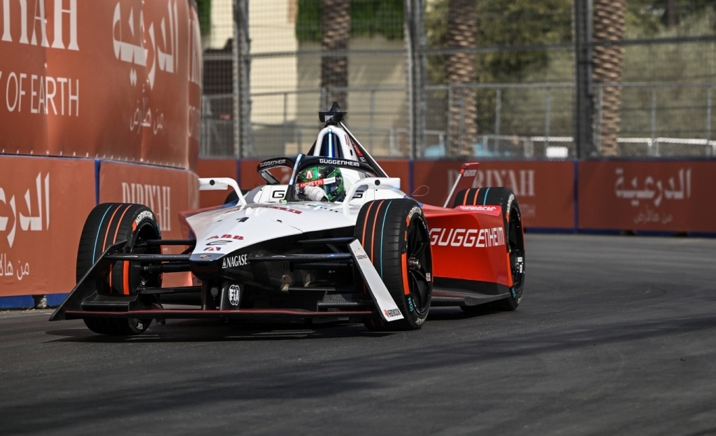 Ο Τζέικ Ντένις κερδίζει τον Αγώνα 1 της Formula E Diriyah E-Prix