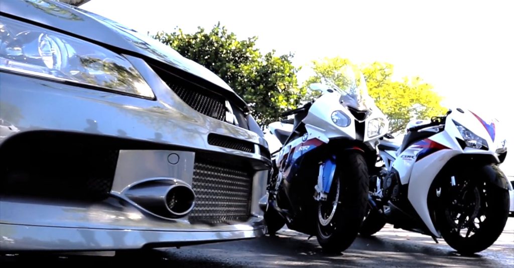 Extreme Mitsubishi Evo Goes Berserk, Races Tuned Honda CBR1000RR και BMW S1000RR