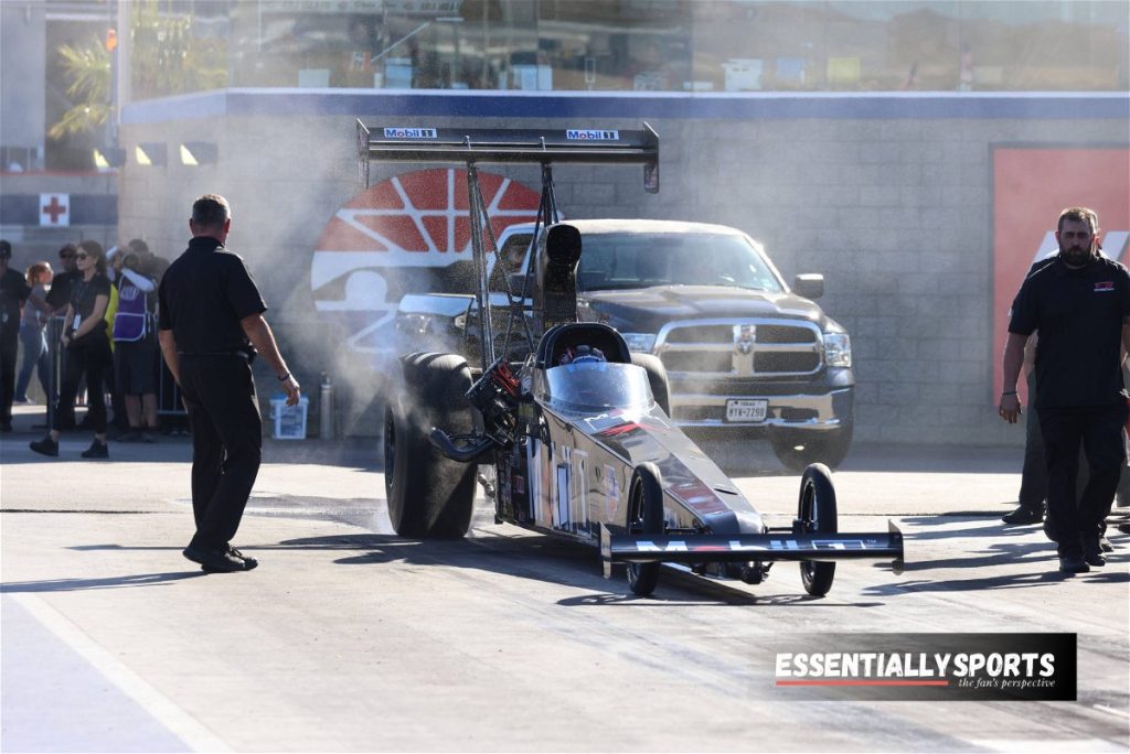 Το αστέρι NHRA του Tony Stewart Left in the Dust as Drag Racing Rival καταρρίπτει το παγκόσμιο ρεκόρ 338,94 Mph