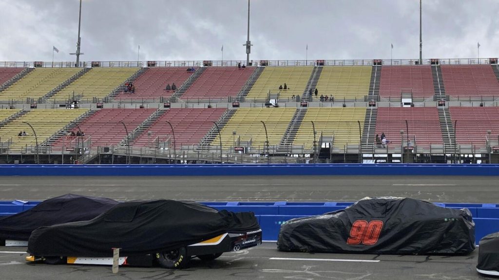 Ο αγώνας NASCAR Xfinity Series στη Φοντάνα αναβλήθηκε λόγω βροχής