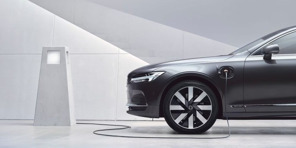 Το Volvo ES90 φέρεται να φτάσει σύντομα ως EV Luxury Sedan