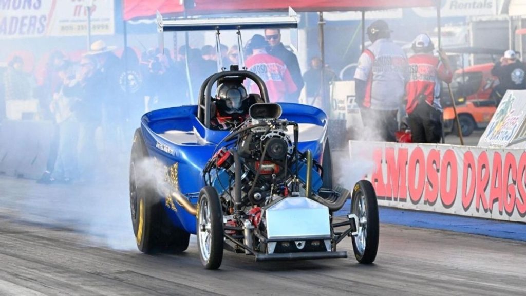 Το Famous Drag Strip’s Crew Battles Weather για να προετοιμάσει την πίστα για αγωνιστικό ενθουσιασμό