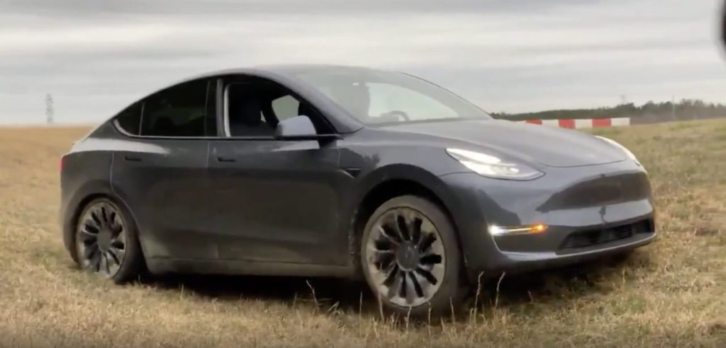 Παρακολουθήστε το Tesla Model Y drift και επιτάχυνση σε διαδρομές εκτός δρόμου